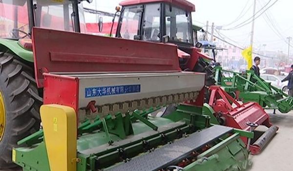 新型农机展示备受农民青睐