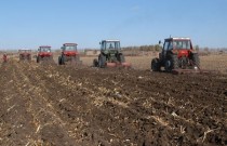 农业部：推进农机深松整地作业 努力提高农业综合生产能力