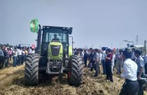 科乐收(CLAAS) ARION 640C拖拉机灭茬深松整地演示会上引围观