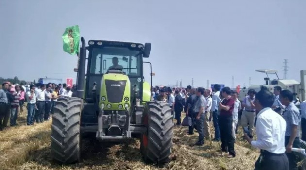 科乐收(CLAAS) ARION 640C拖拉机灭茬深松整地演示会上引围观