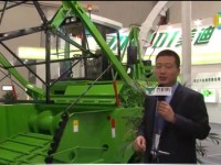 石家庄美迪机械有限公司营销总监王鹏程介绍参展设备 