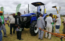 雷沃闪耀赞比亚农机展 赞比亚总统“接见”雷沃拖拉机