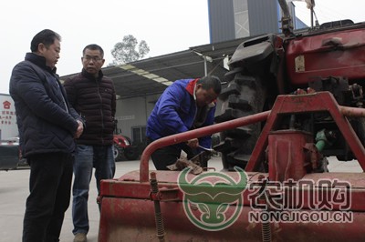 技术人员正在检修农机具